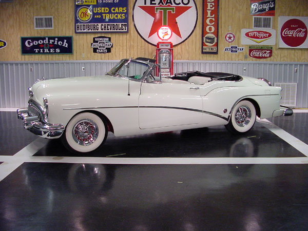 ../Images/53BuickSkyCon-02.jpg